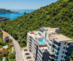 Продажа просторной квартиры с 3 спальнями и панорамным видом на море Черногория, Бечичи